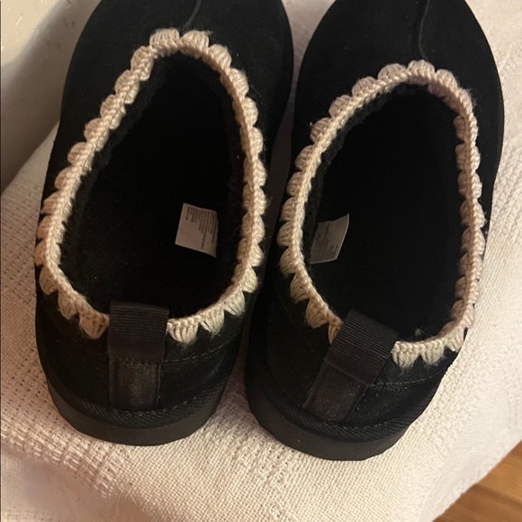 Black Slippers - Picture 9 of 10